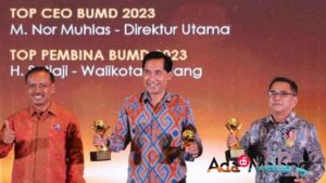 Direktur Utama Perumda Air Minum Tugu Tirta Kota Malang, M. Nor Muhlas S.Pd, MSi (tengah) bersama Dewan Pengawas Drs Moh Nur Wahyudi (kanan) menerima trofi TOP BUMD Awards 2023 di Jakarta, Rabu (05/04/2023)