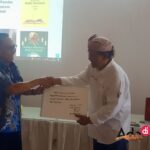 Camat Tamanan Kabupaten Bondowoso, Drs Subhan, M.Si menyerahkan testimoni kepada Ir. H. Bambang Irianto (Foto : Agus Y / AdaDiMalang.com)