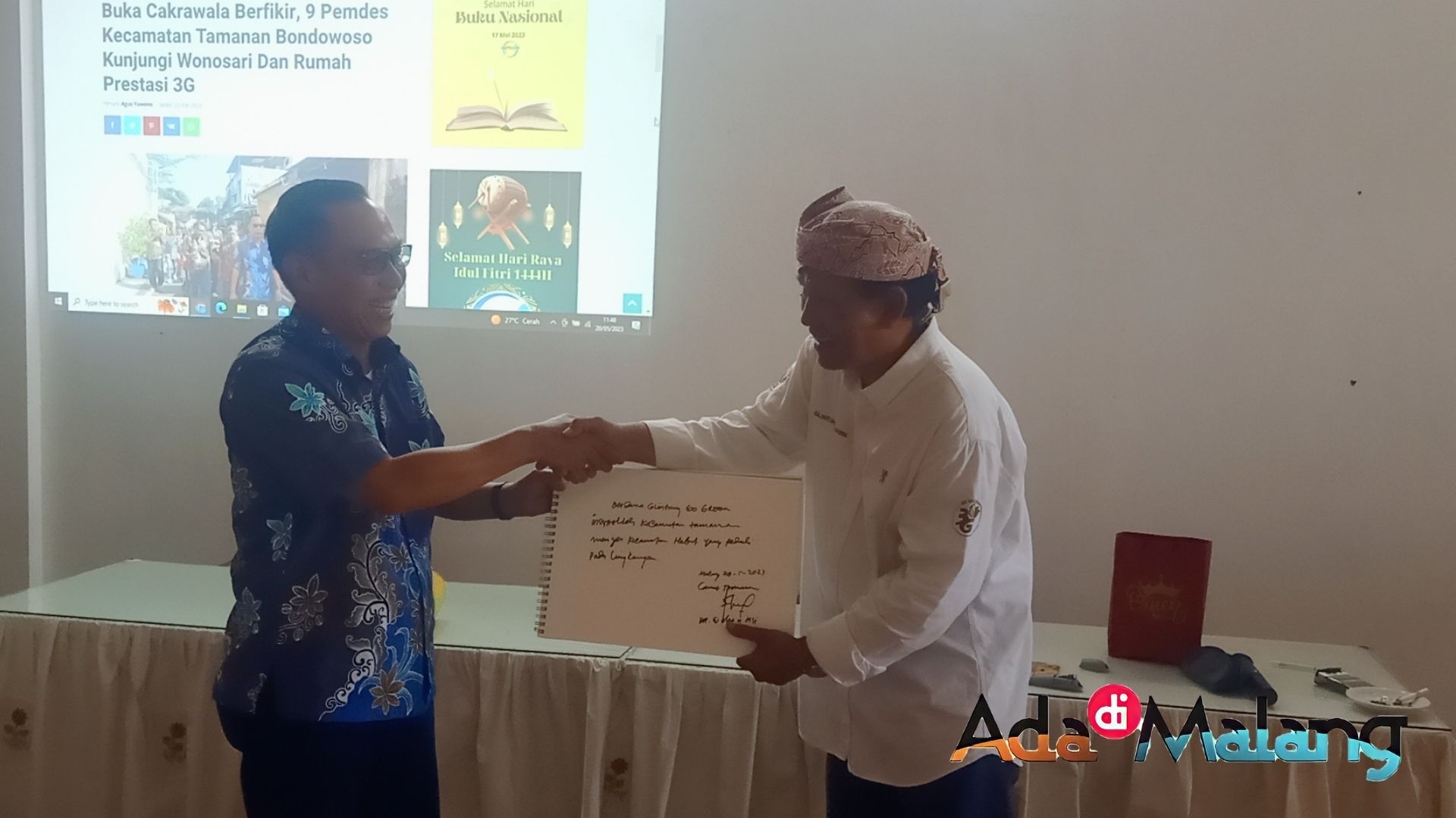 Camat Tamanan Kabupaten Bondowoso, Drs Subhan, M.Si menyerahkan testimoni kepada Ir. H. Bambang Irianto (Foto : Agus Y / AdaDiMalang.com)
