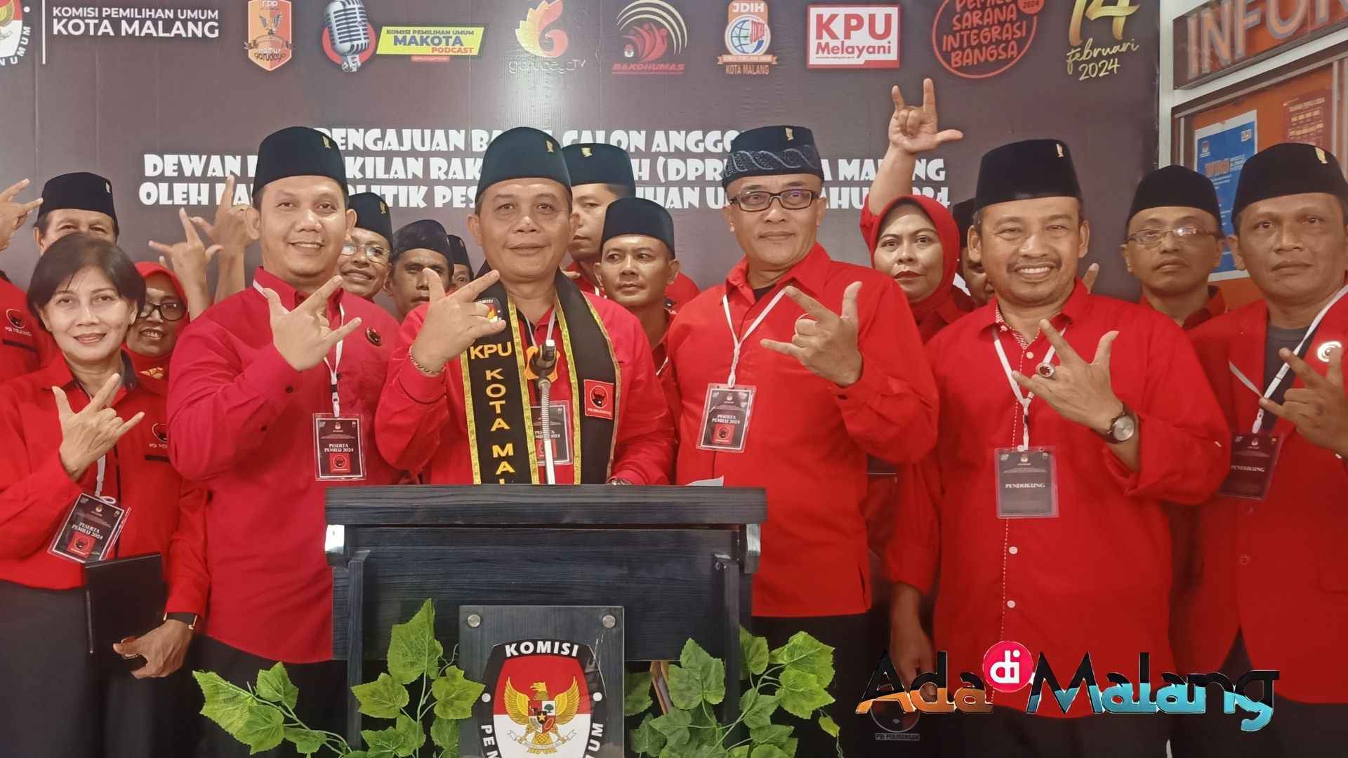Salam Metal ala Kader PDIP Kota Malang usai mendaftarkan 45 Bakal Calon Anggota DPRD Kota Malang ke Kantor KPU Kota Malang pagi tadi (Foto : Agus Yuwono / AdaDiMalang.com)