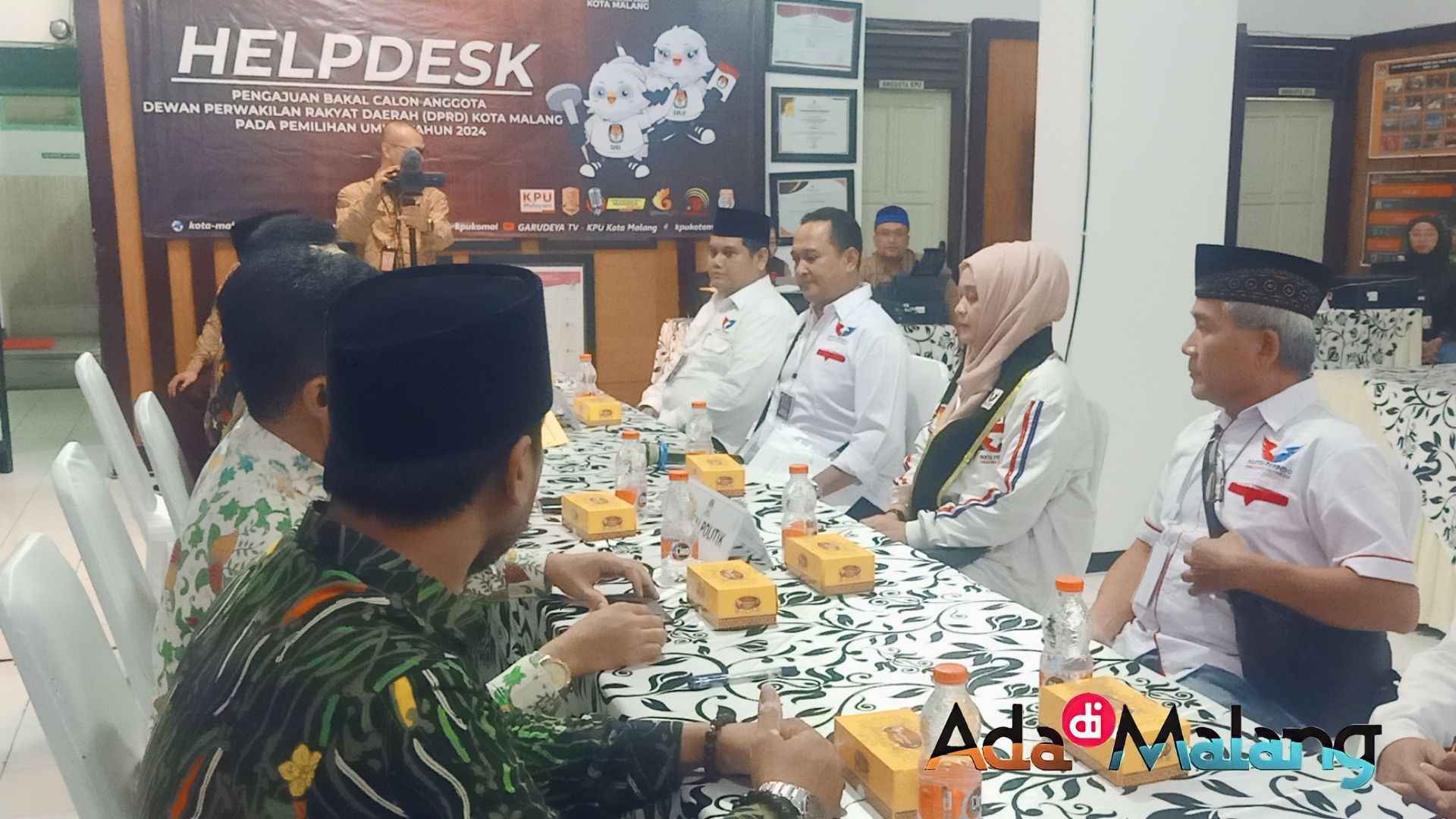 Pengurus Harian DPD Perindo Kota Malang saat menyerahkan berkas Pengajuan Bakal Calon Anggota DPRD Kota Malang ke KPU Kota Malang (Foto : Agus Yuwono/AdaDiMalang.com)