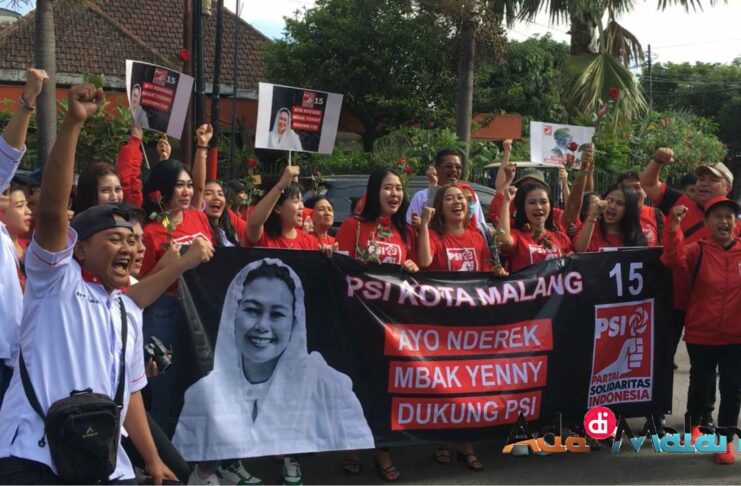 Bacaleg, Kader dan simpatisan PSI Kota Malang saat berada di sekitaran kantor KPU Kota Malang (Foto : Agus Yuwono/AdaDiMalang.com)