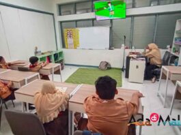 Suasana pelaksanaan pembelajaran P5, dimulai dengan menonton video Legenda Danau Toba sebelum belajar menarikan tari Melayu.