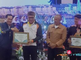 Wakil Wali Kota Malang yang juga menjabat sebagai Ketua KORMI Kota Malang menerima Penghargaan dari Pengurus KORMI Jawa Timur (Foto : Agus Yuwono/AdaDiMalang.com)