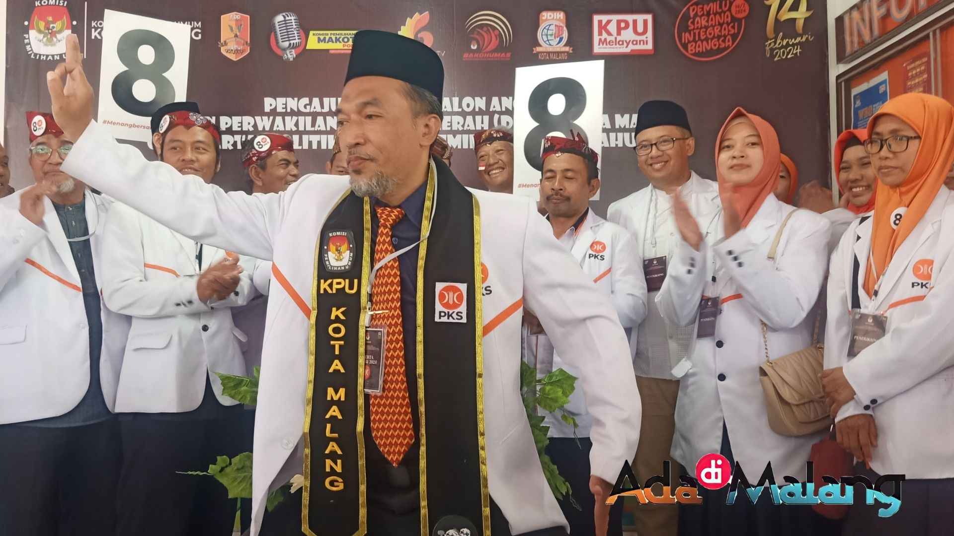 Ketua DPD PKS Kota Malang, Ernanto Djoko Purnomo memperagakan salah satu gerakan Tari Remo yang dinilai memiliki makna filosofi tinggi (Foto : Agus Yuwono / AdaDiMalang.com)