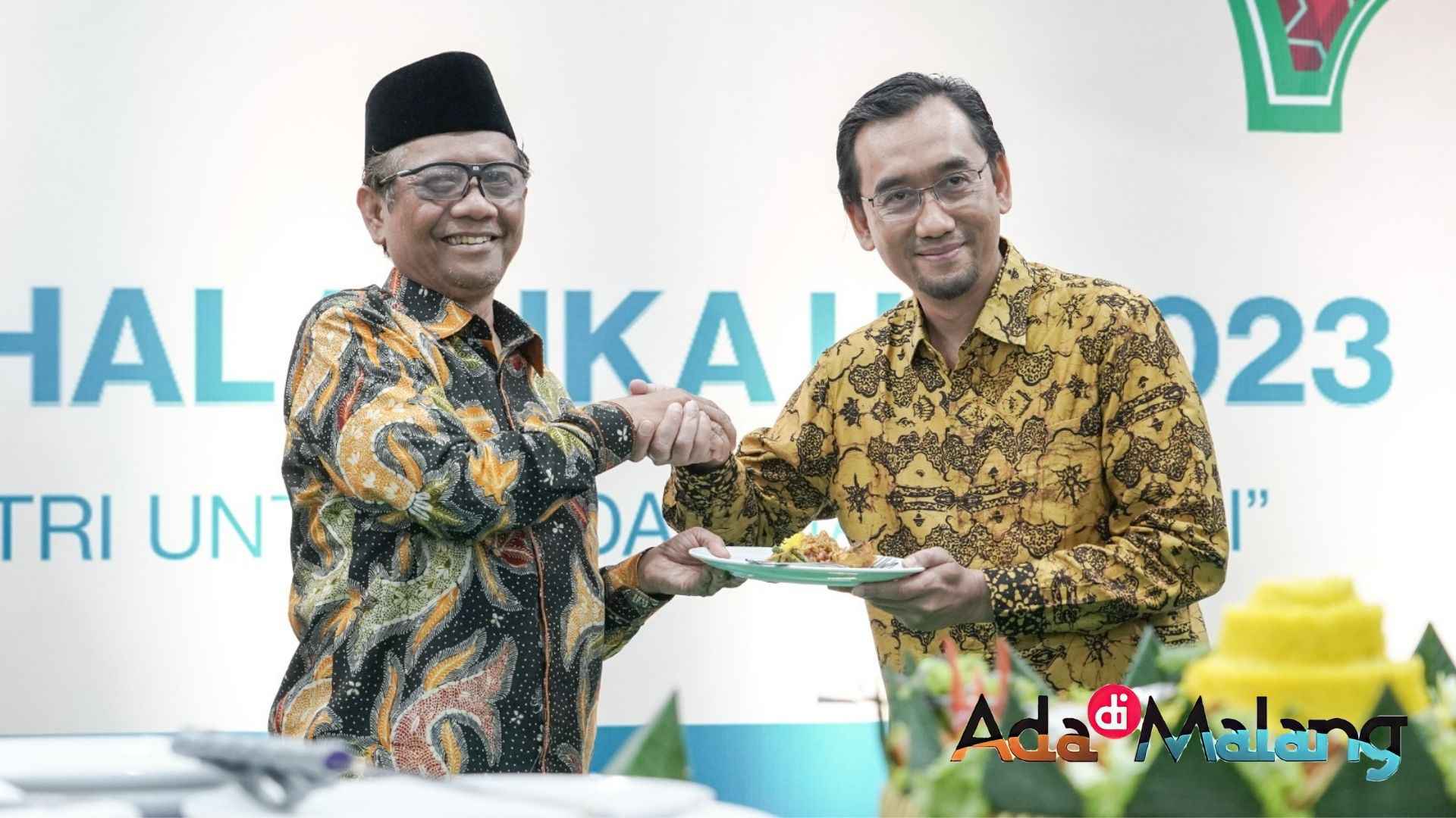 Rektor UB Prof. Widodo, S.Si., M.Si., Ph.D.Med.Sc  bersama anggota Wali Amanat UB Prof Mahfud MD dalam kegiatan Halal Bihalal IKA UB di Jakarta