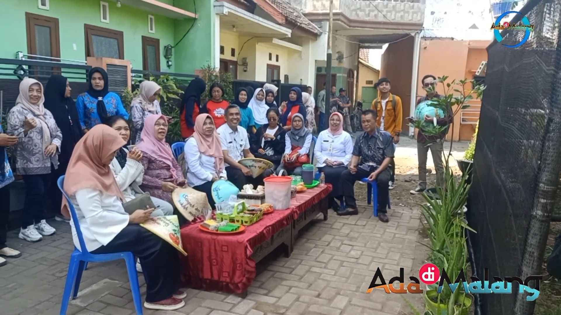 Rombongan dosen dan mahasiswa dari kampus UMM dan Universitas Udayana Bali serta dari Dispangtan Kota Malang saat berkunjung ke RW 10 Pandanwangi Blimbing Kota Malang (Foto : Agus Yuwono/AdaDiMalang.com)