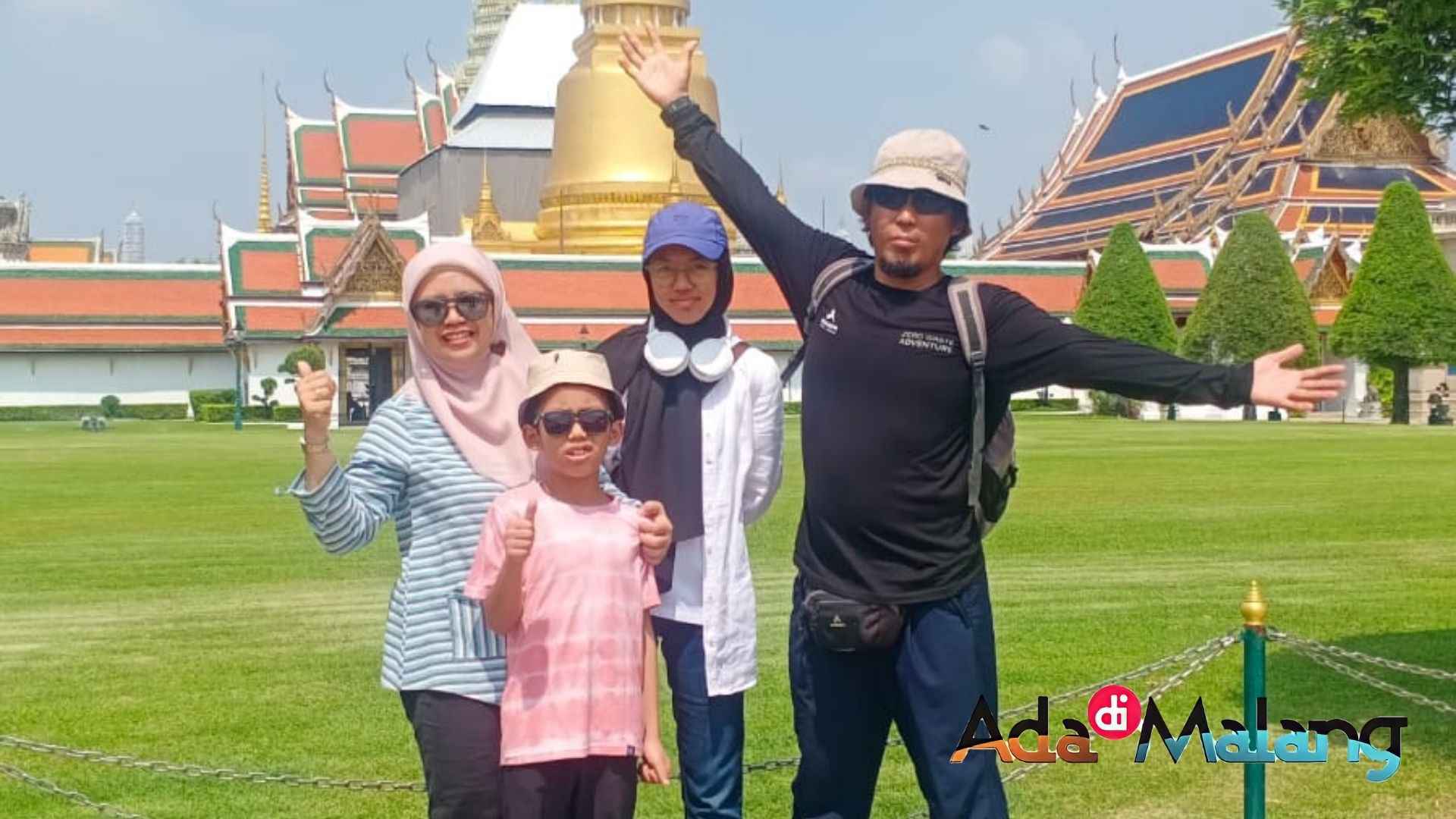 Bhumi dan keluarga foto di Grand Palace sebagai agenda penutup dengan belajar sejarah Thailand