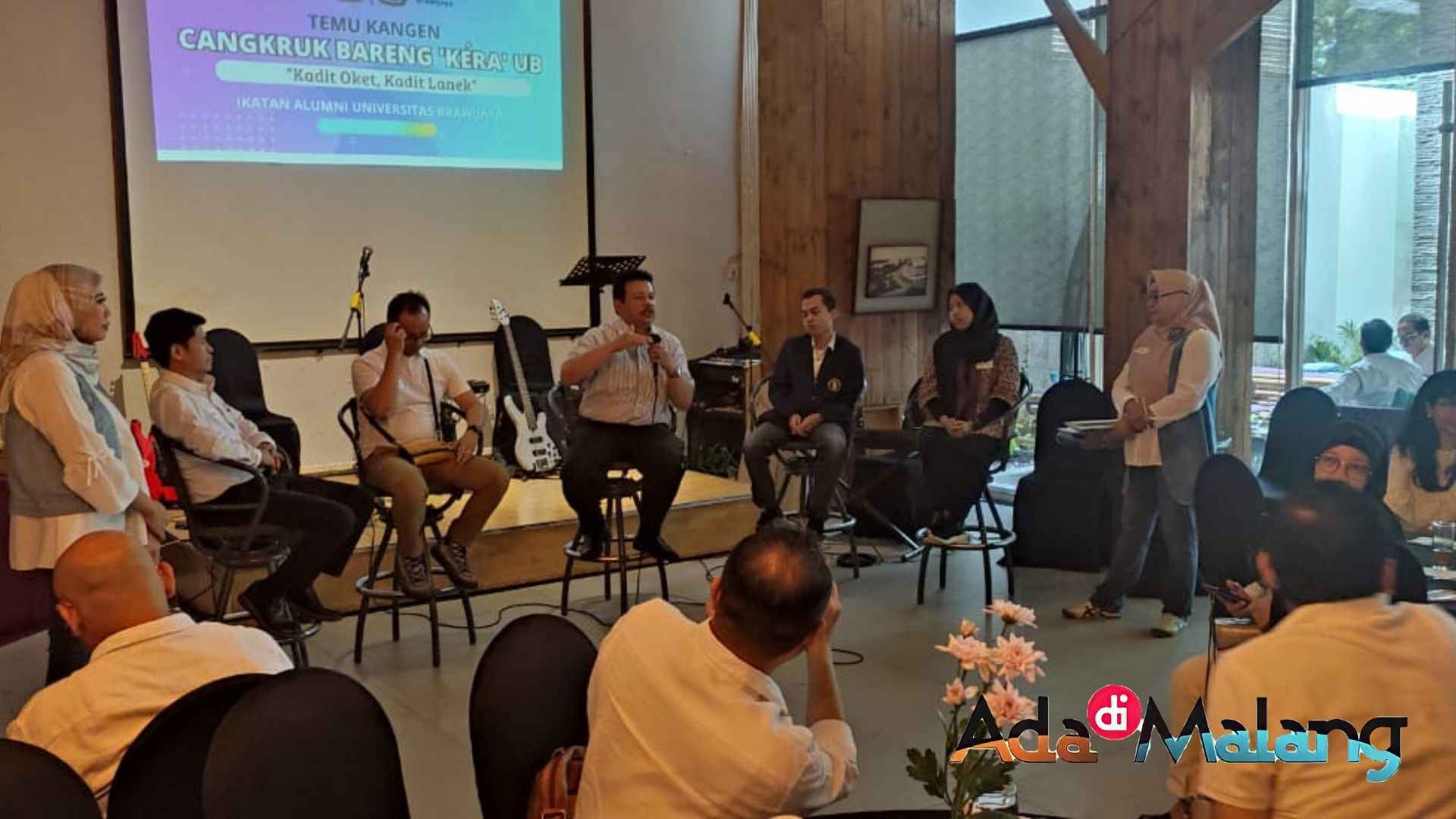 Mantan Dekan Fakultas Hukum UB yang kini menjabat sebagai Wakil Rektor III bidang Kemahasiswaan Alumni dan Kewirausahaan mahasiswa yakni Dr. Setiawan Noerdayasakti, SH., MH, juga nampak hadir di lokasi kegiatan 