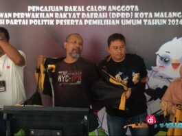 Ketua dan 4 Pengurus Harian DPC Hanura Kota Malang melepaskan atribut partai Hanura sebagai wujud pengunduran diri dari kepengurusan dan anggota Partai Hanura Kota Malang