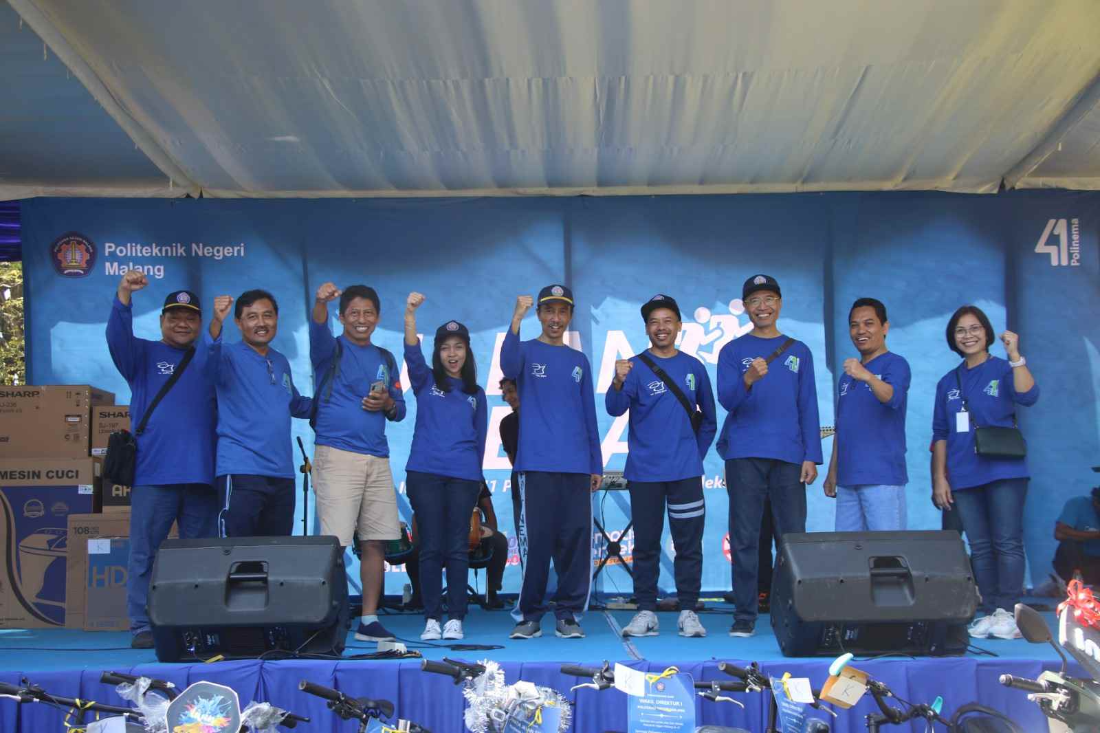 Pimpinan Polinema bersama Ketua Dies Natalis Ahmad Fauzi S.Kom., M.MT saat berada di atas Panggung Jalan Sehat Dies Natalis ke-41 Polinema (Foto : Istimewa)