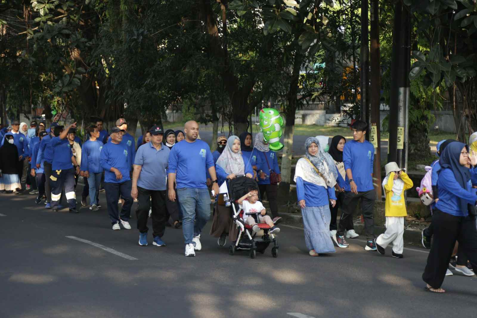 Para peserta Jalan Sehat Dies Natalis Ke-41 Polinema nampak semangat dan ceria dalam menyelesaikan rute jalan sehat sepjauh 4,1 kilometer (Foto : Istimewa)