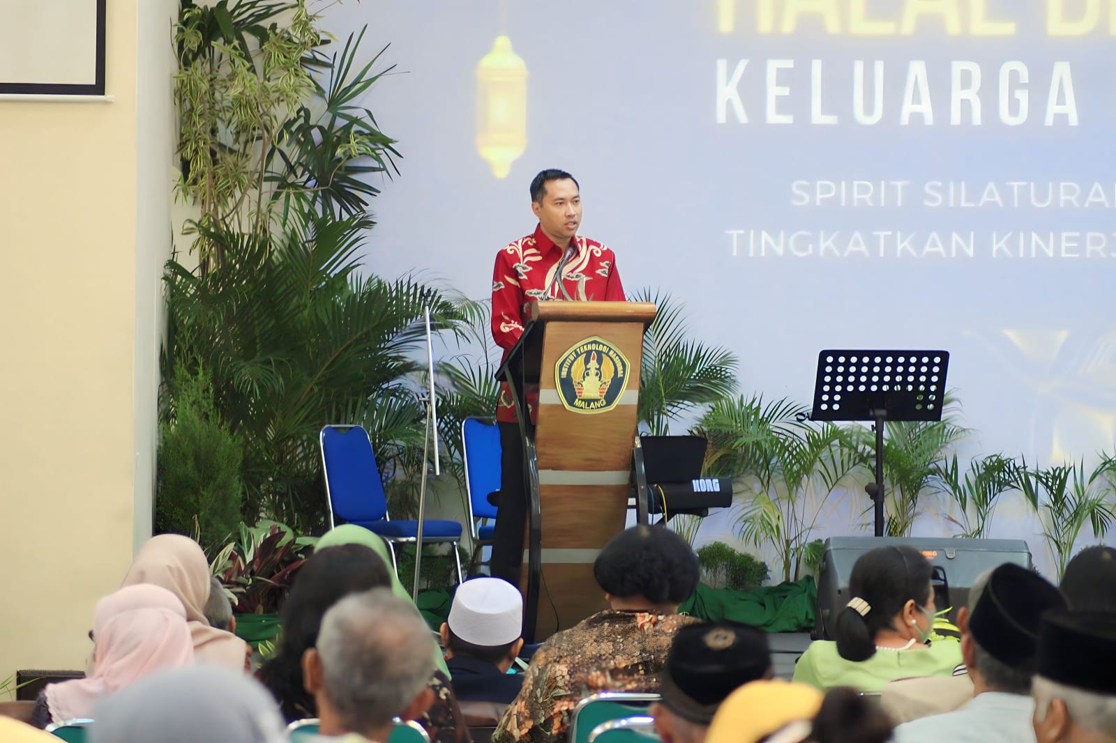 Rektor ITN Malang, Awan Uji Krismanto, ST., MT., Ph.D saat memberikan sambutan dalam kegiatan Halal Bihalal Keluarga Besar ITN Malang pagi tadi