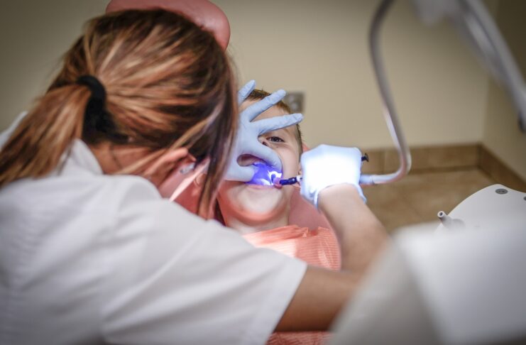 foto ilustrasi Dokter Gigi tengah memeriksa kesehatan gigi pasien (Sumber foto : Pixabay.com)