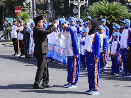 Wali Kota Malang, Drs H., Sutiaji memberangkatkan Penggiat olahraga KORMI Kota Malang yang akan mengikuti FORDA I di kota Malang