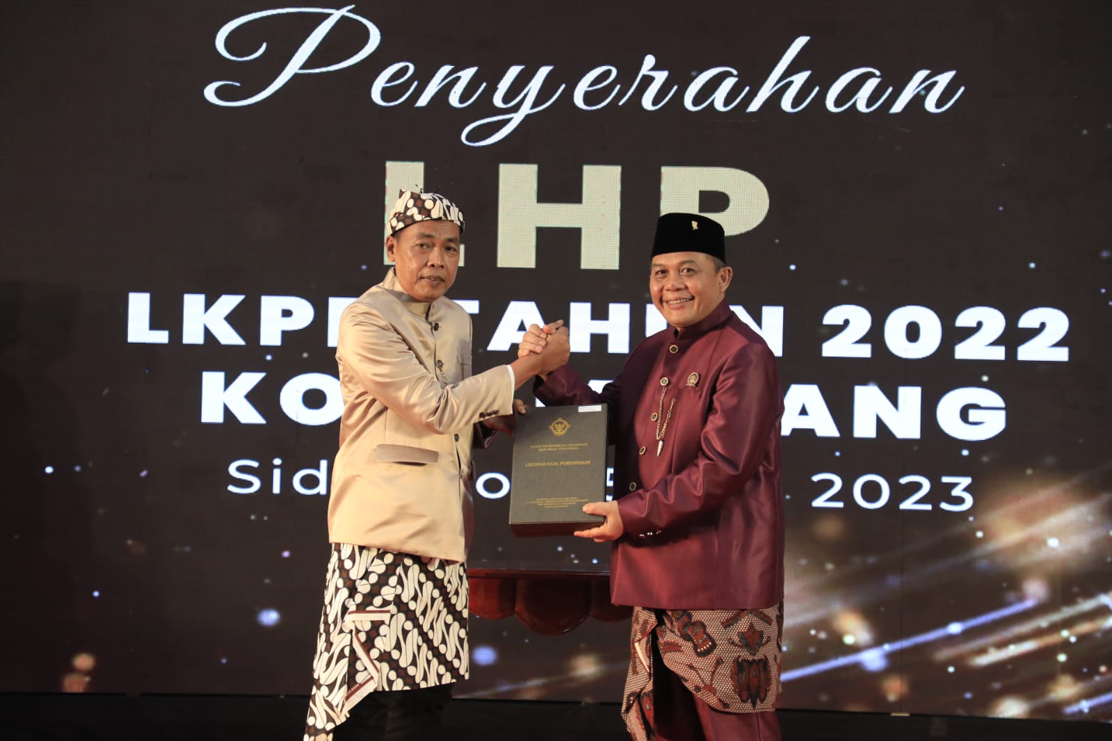 Ketua DPRD Kota Malang, I Made Riandiana Kartika saat menerima LHP dari BPK RI