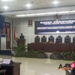 Juru Bicara Fraksi PDI Perjuangan tengah menyampaikan Pandangan Umum fraksinya terkait ranperda Penanaman Modal (Foto : Agus Yuwono)