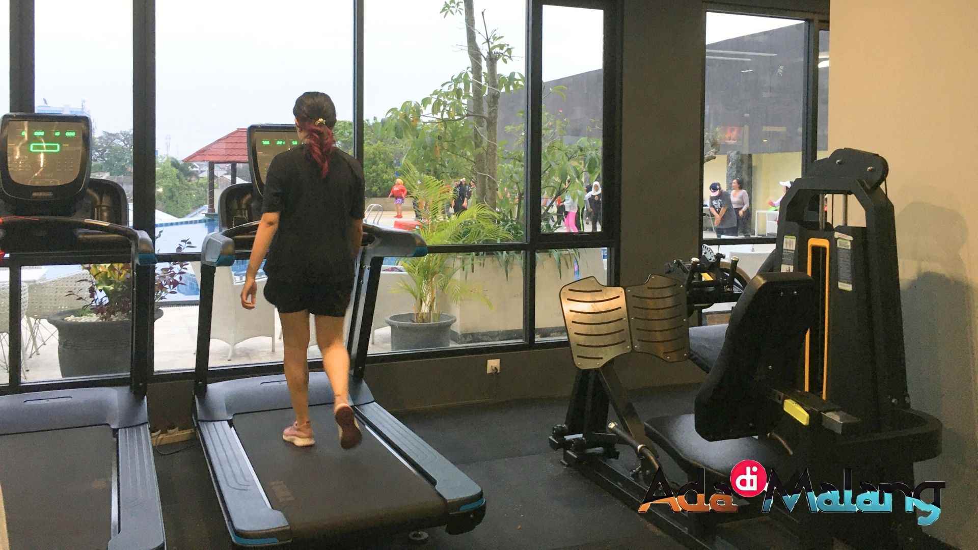 member Ascent Best Gym saat menikmati fasilitas alat-alat baru di gym yang baru diresmikan tersebut (Foto : Agus Yuwono/AdaDiMalang)