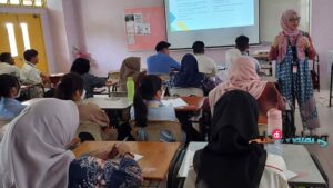 Dosen Institut ASIA Malang saat melaksanakan kegiatan Guest Lecture (Kuliah Tamu) di salah satu kampus Malaysia