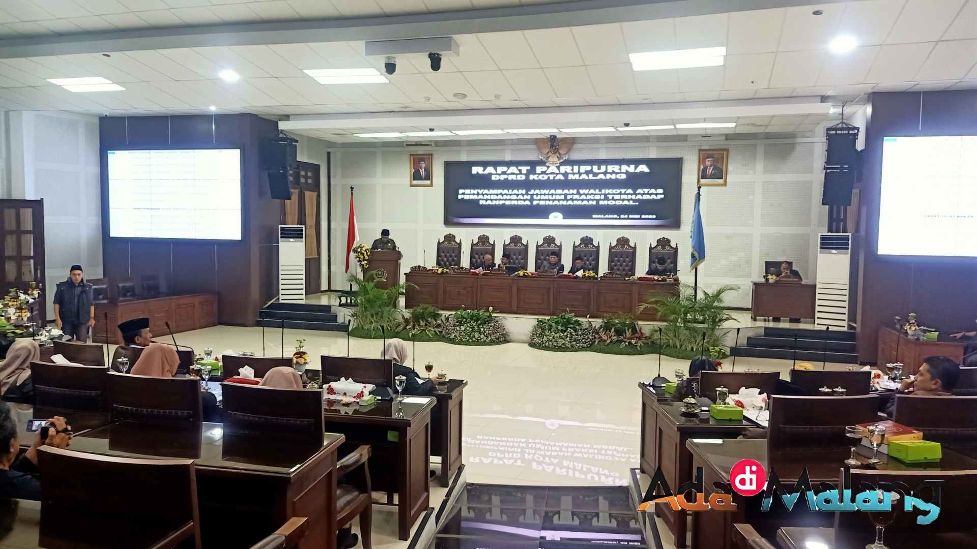 Wakil Wali Kota Malang, Ir. H. Sofyan Edi Jarwoko saat membacakan Jawaban Wali Kota Malang atas Pandangan Umum 6 Fraksi DPRD Kota Malang terkait Ranperda Penanaman Modal (Foto : Agus Yuwono/AdaDiMalang.com)