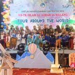 Siswa KB TK Al Azhar 56 Malang bersama orang tua dan Guru Al Azhar 56 Malang usai kegiatan Haflah Akhirissannah tahun ajaran 2022-2023 (Foto : Agus Yuwono/AdaDiMalang.com)