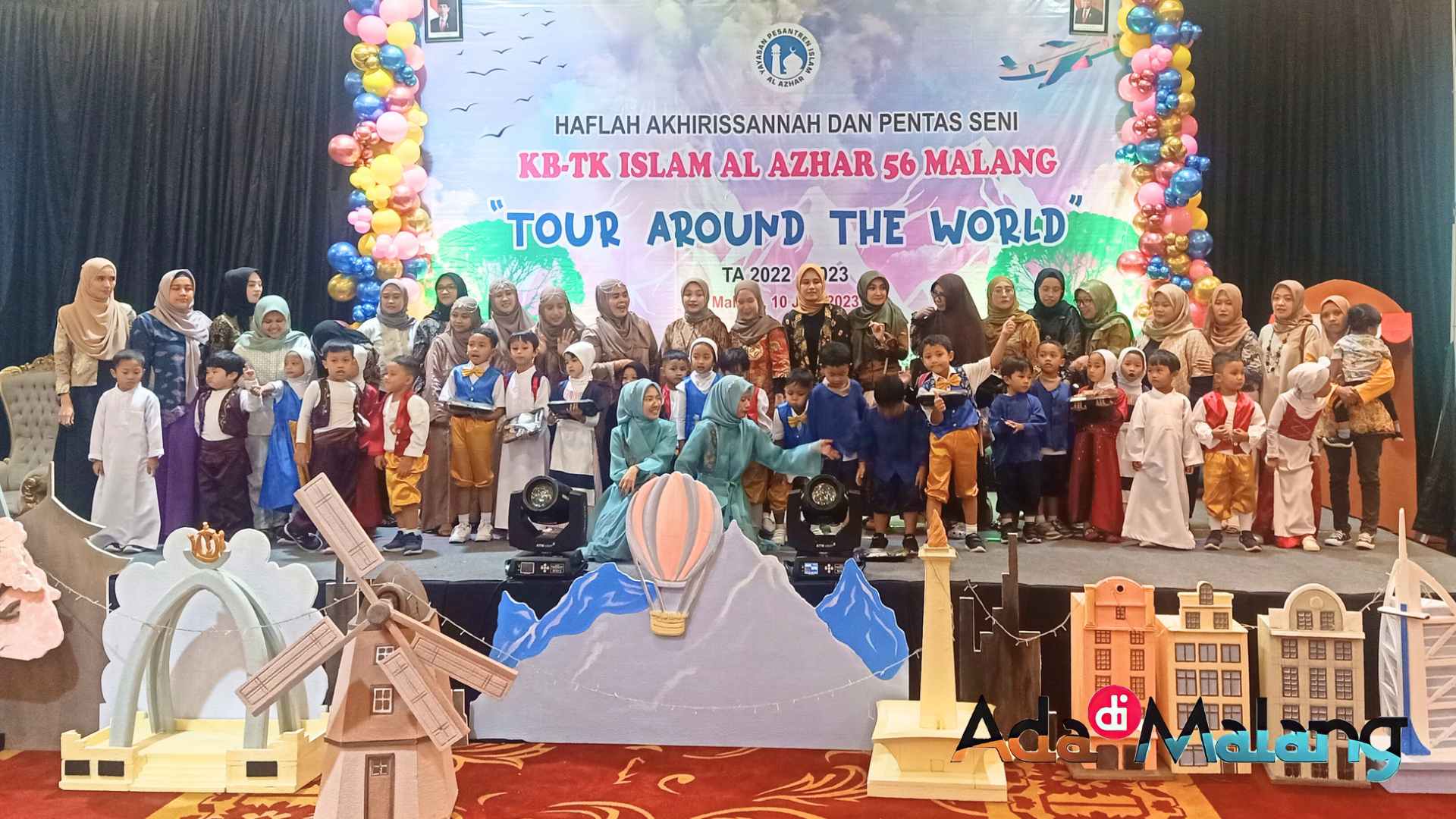 Siswa KB TK Al Azhar 56 Malang bersama orang tua dan Guru Al Azhar 56 Malang usai kegiatan Haflah Akhirissannah tahun ajaran 2022-2023 (Foto : Agus Yuwono/AdaDiMalang.com)