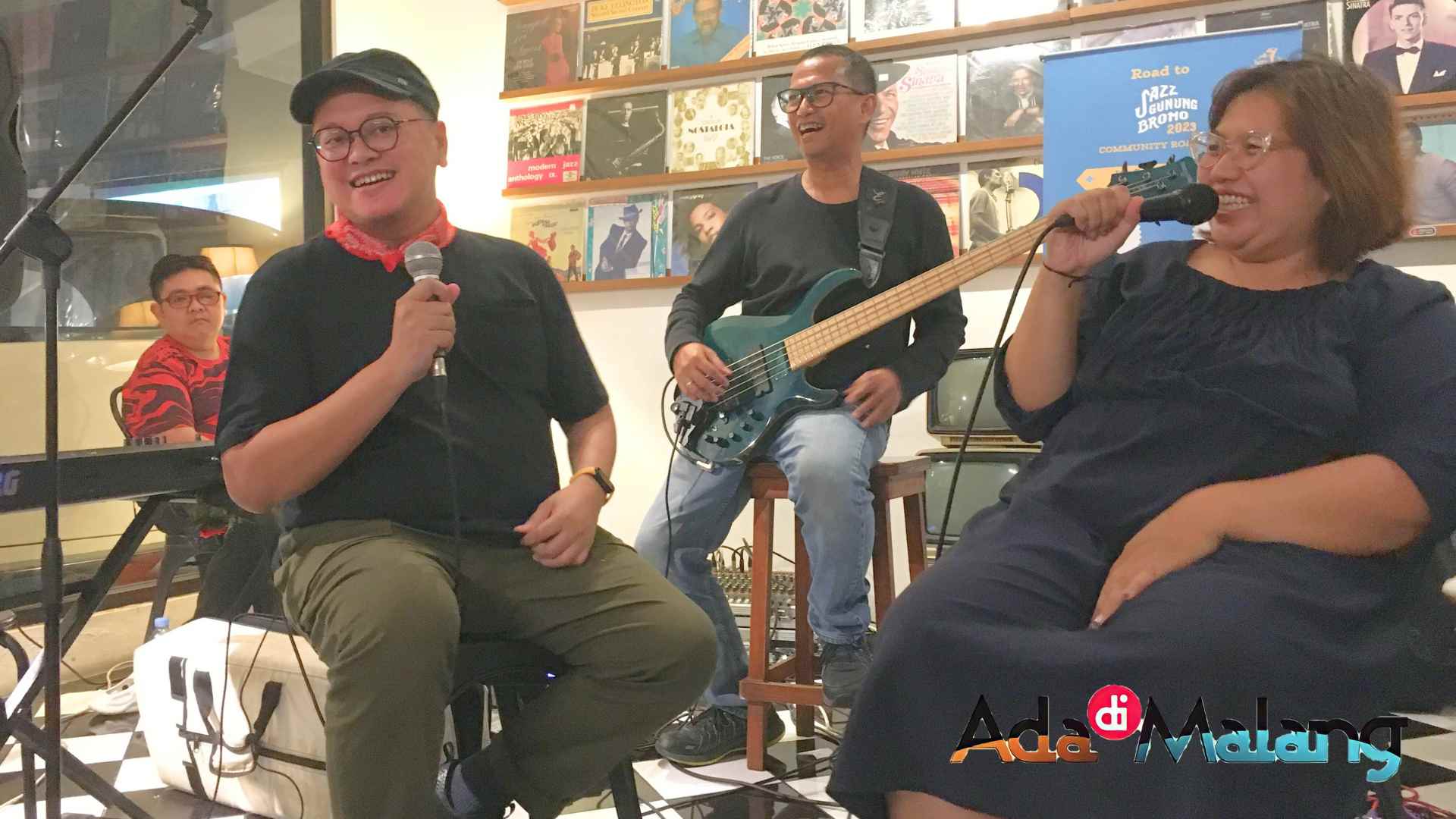 Direktur Jazz Gunung Indonesia, Bagas Indyatmono dan Bintang Indryanto saat roadshow di Kota Malang bersama Kemisan Jazz Malang di TENTHIRTY Coffee&Eatery malam ini (Foto : Agus Yuwono)