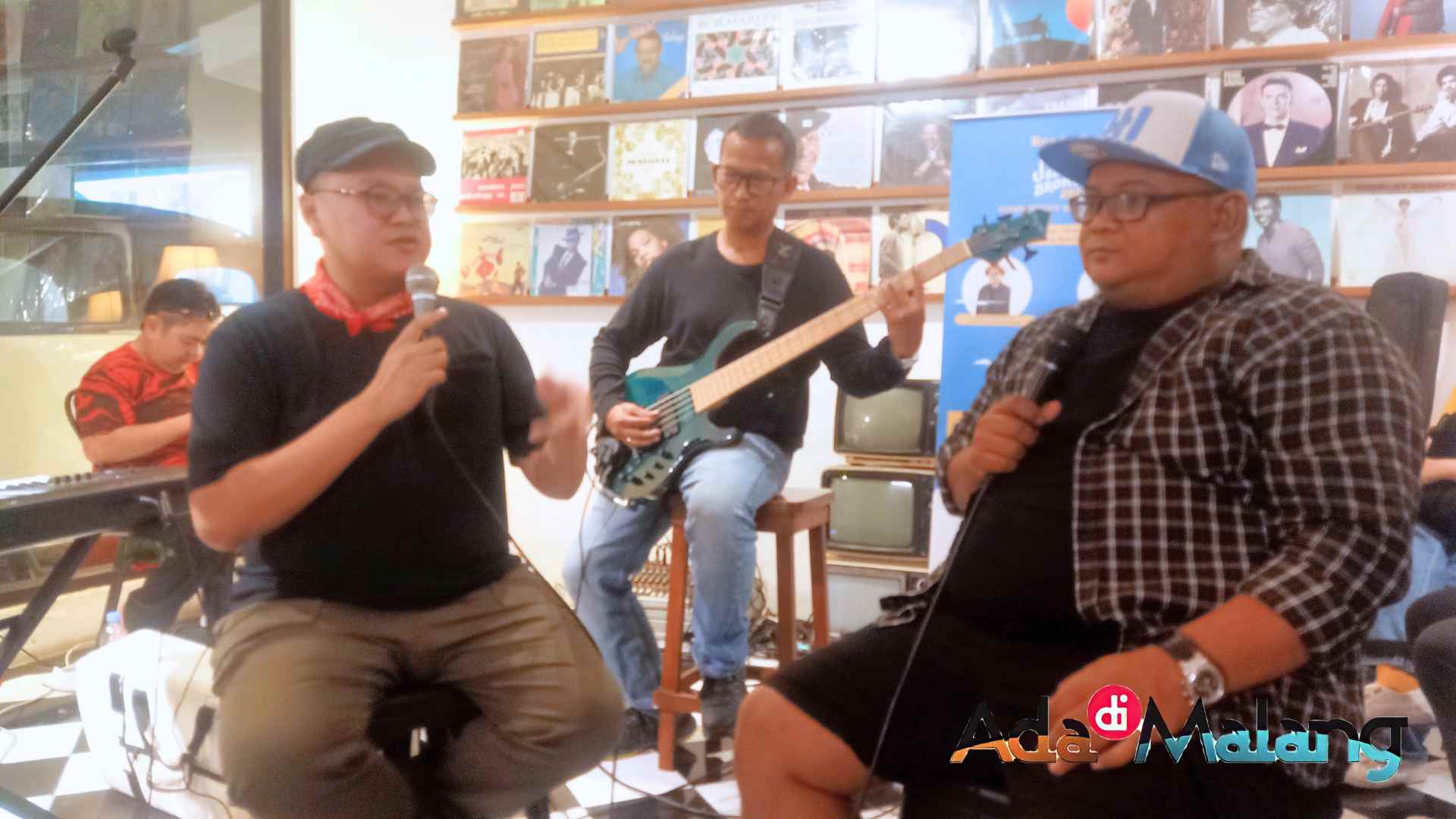 Direktur Jazz Gunung Indonesia, Bagas Indyatmono saat berinteraksi dengan salah satu pecinta musik Jazz yang hadir di Kemisan Jazz di TENTHIRTY Coffee&Eatery malam ini (Foto : Agus Yuwono)