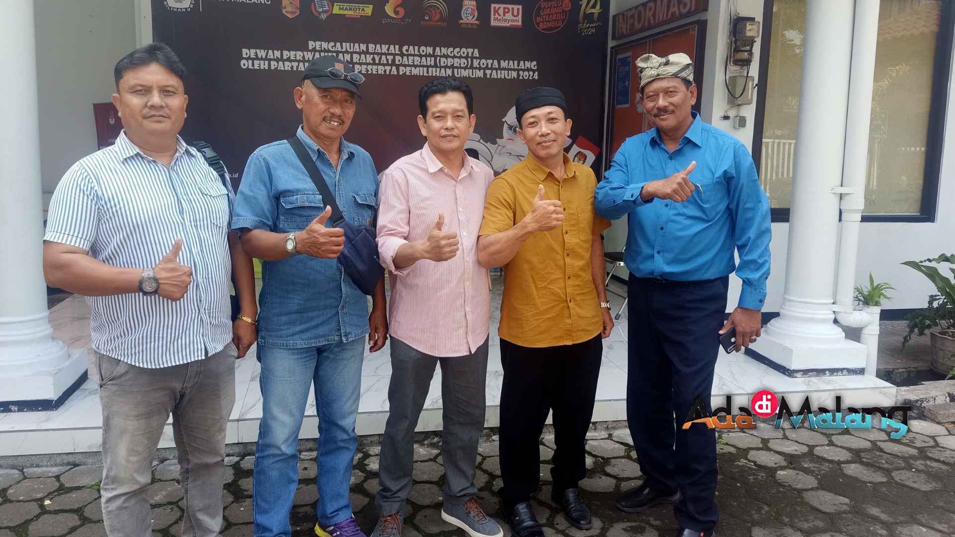 Ketua Baru DPC Hanura Kota Malang San Muhari bersama pengurus lainnya saat berada di Kantor KPU Kota Malang siang tadi (Foto : Agus Yuwono)