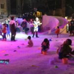 Para pengunjung Frozen Night di Malang NIght Paradise dapat menikmati wahana salju yang berwarna pink (Foto : Agus Yuwono)