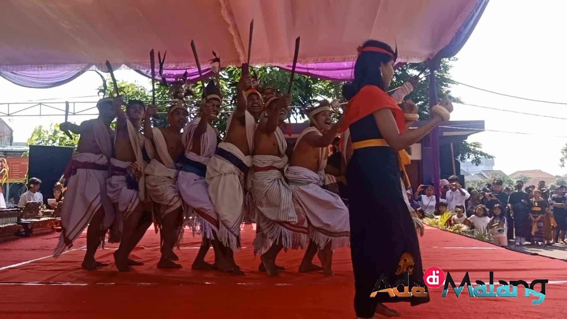 Salah satu Organisasi Daerah (Orda) di kampus UNITRI Malang menampilkan kesenian asli asal daerahnya (Foto : Agus Yuwono)