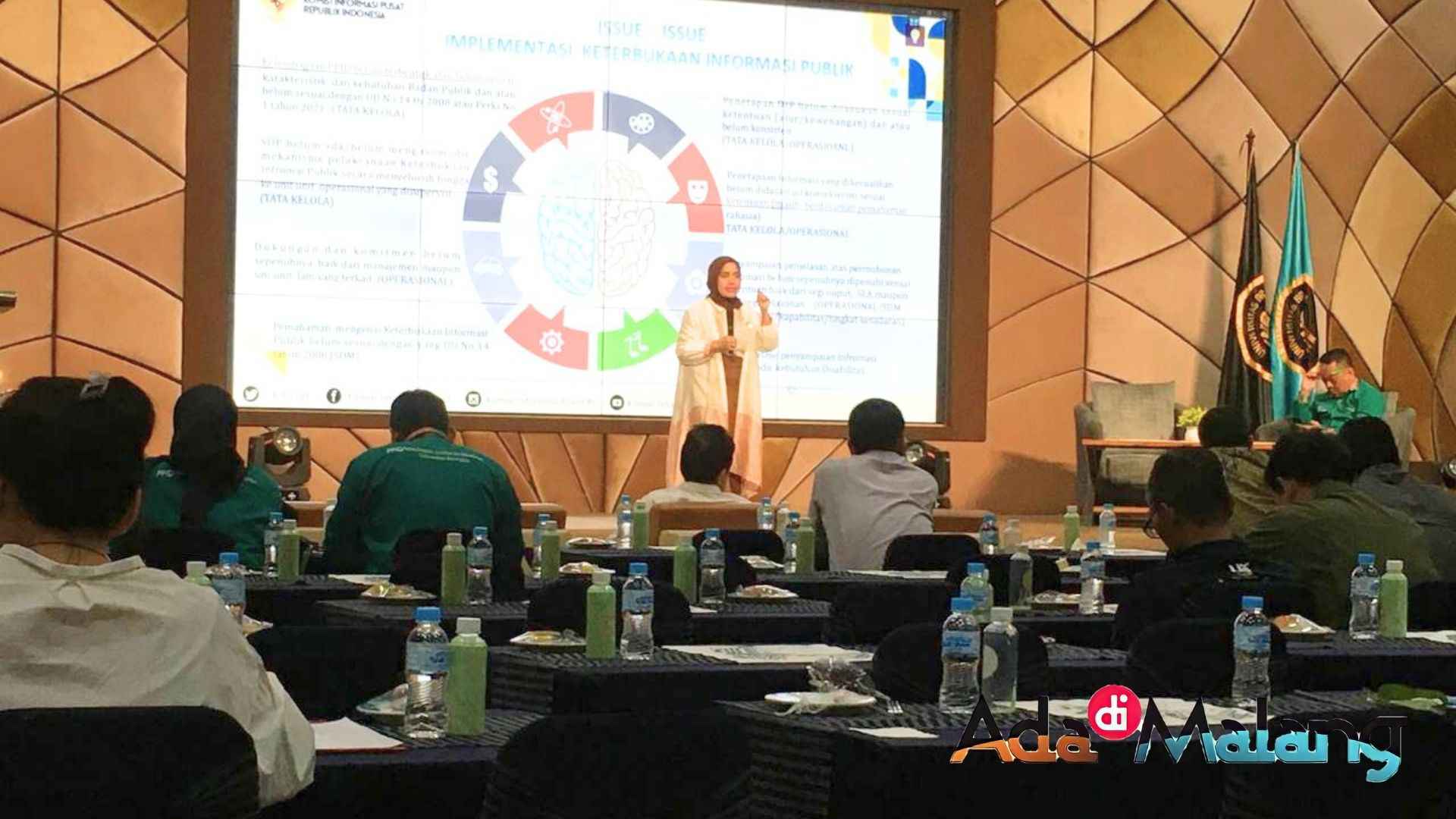 Komisioner Bidang Sosialisasi, Edukasi dan Advokasi Komisi Informasi Pusat, Samrotunnajah Ismail saat memberikan materi dalam kegiatan sosialisasi optimalisasi keterbukaan informasi publik di ruang Algoritma FIK Universitas Brawijaya (Foto : Agus Yuwono/AdaDiMalang.com)