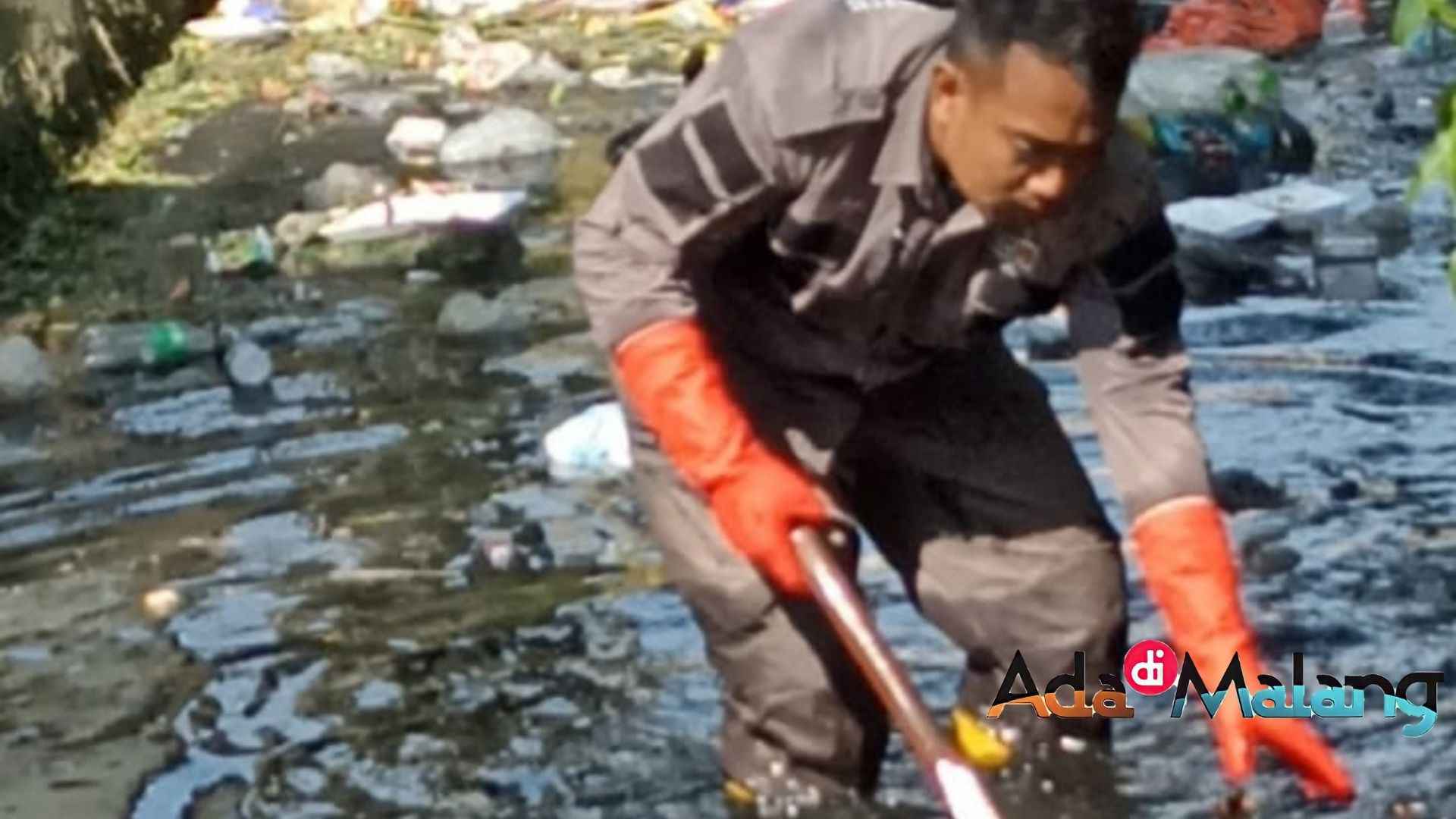 Tim GASS DPUPR Kota Malang tengah melakukan pembersihan sampah yang dibuang ke sungai dan saluran air