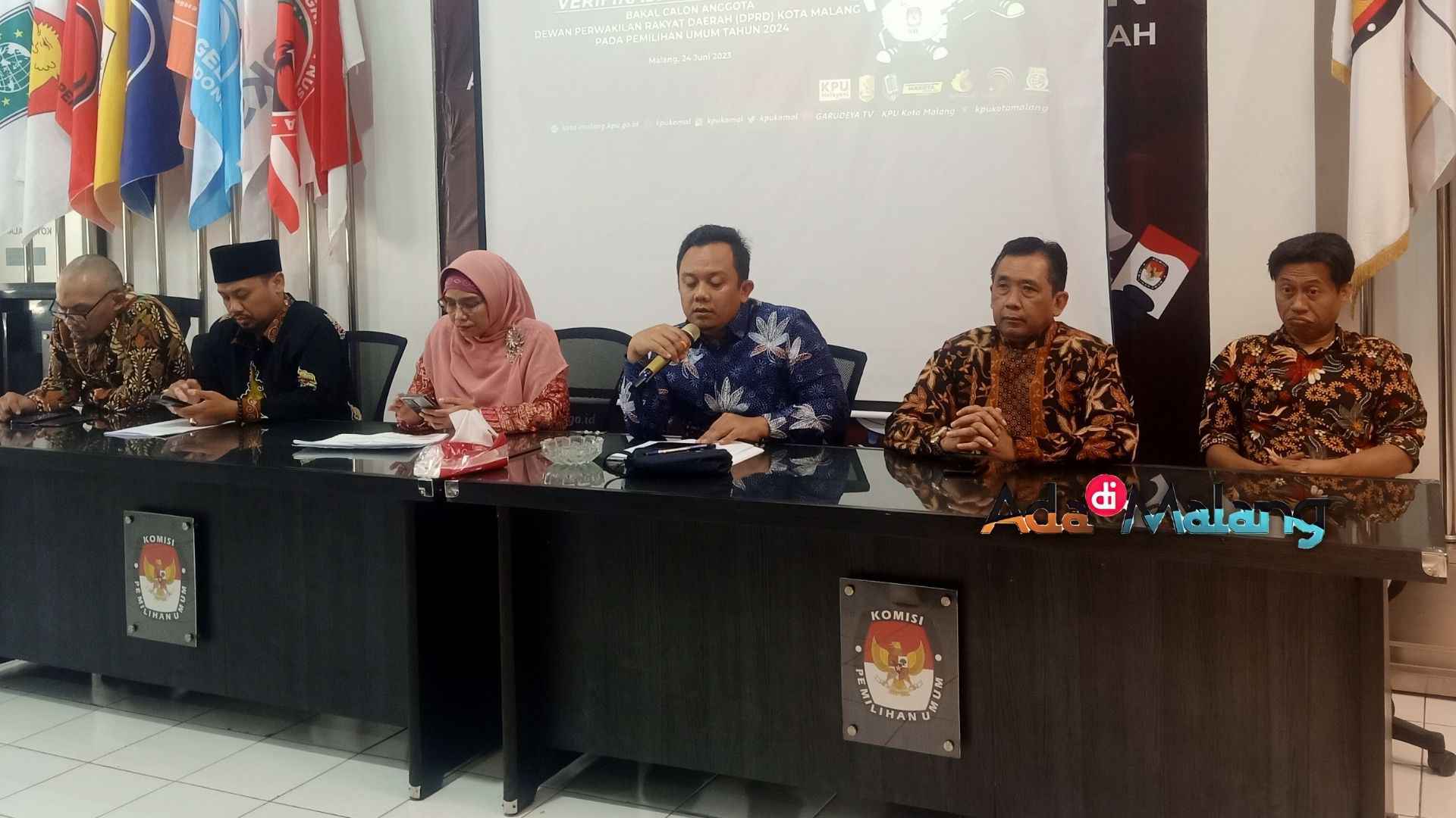 Divisi Teknis Penyelenggara Pemilu KPU Kota Malang yakni Deny Rachmat Bachtiar, S. Sos. saat menyampaikan hal-hal yang masih belum memenuhi persyaratan sehingga perlu dilakukan perbaikan