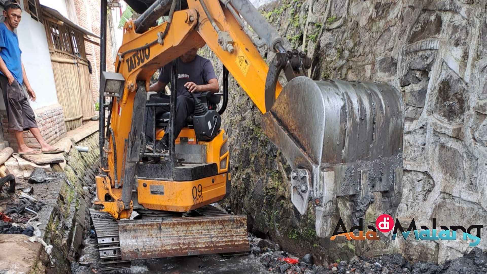 Alat berat juga dipergunakan saat melakukan normalisasi sungai Sonokeling Sukun