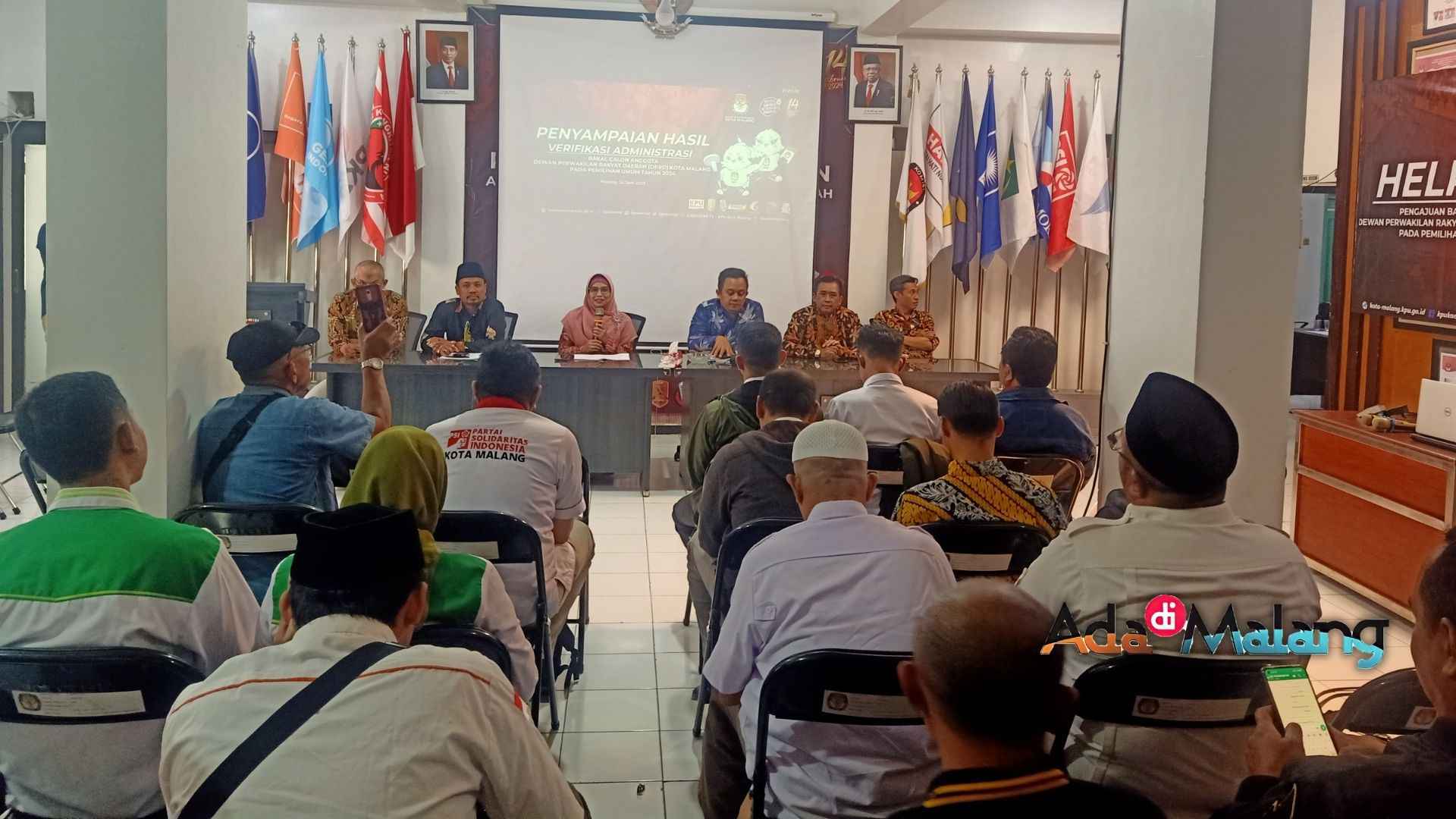 KPU Kota Malang menyerahkan berkas hasil verifikasi administrasi kepada utusan Partai Politik (Parpol) di Kota Malang hari ini (Foto : Agus Yuwono)