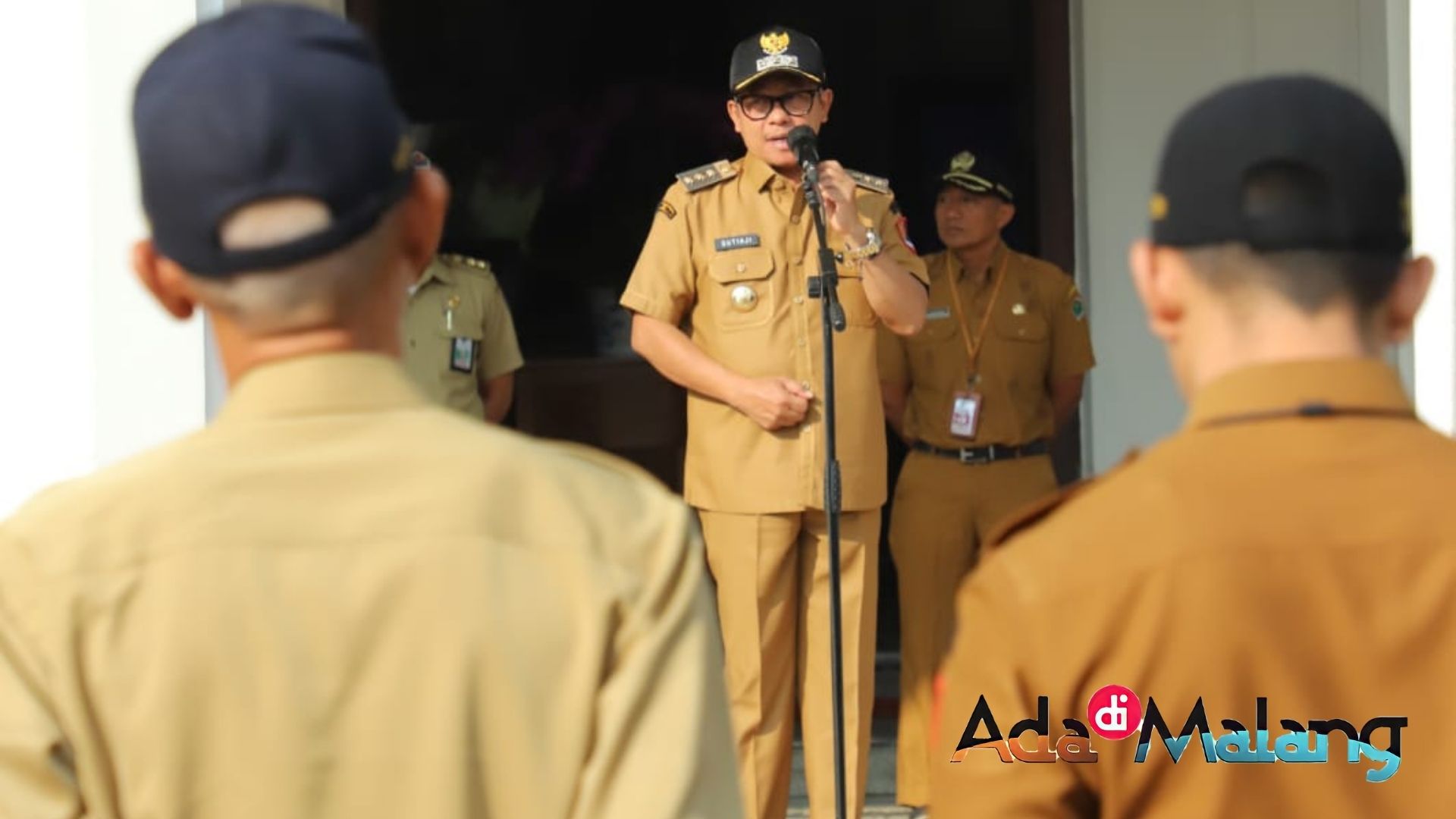 Wali Kota Malang, Drs H. Sutiaji saat memimpin Apel Pagi di halaman Balaikota Malang 