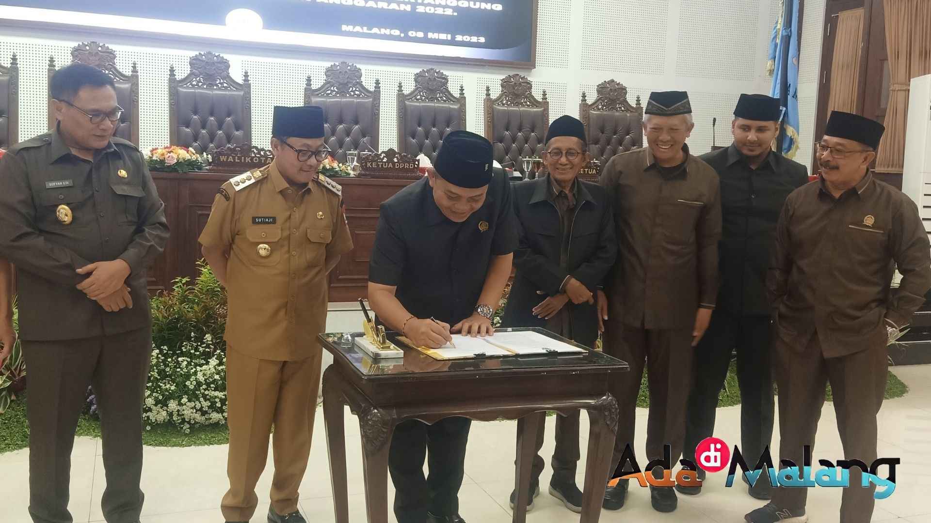 Ketua DPRD Kota Malang, I Made Riandiana Kartika, SE., MM. saat menandatangani persetujuan DPRD atas LKPJ Wali Kota Malang tahun anggaran 2022 (Foto : Agus Yuwono)