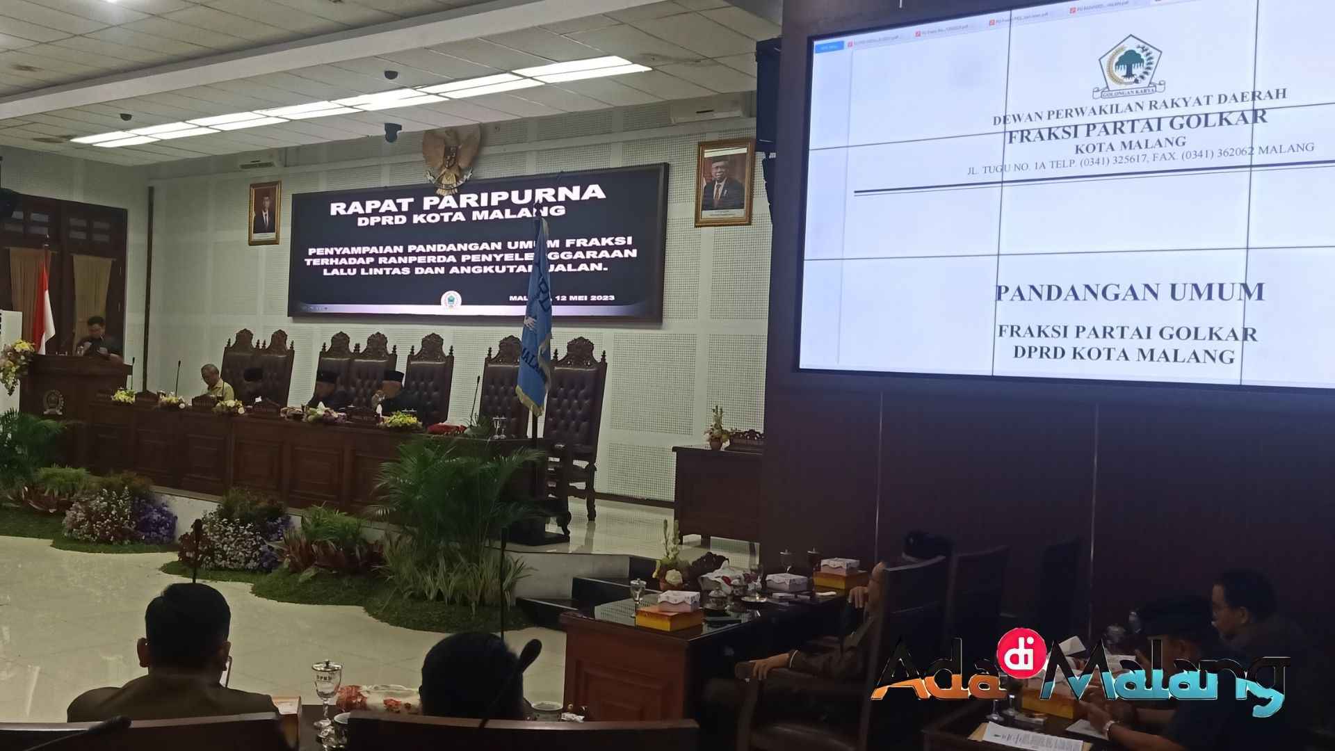 Perwakilan Fraksi Partai Golkar saat menyampaikan pandangan umumnya terkaiut Ranperda Penyelenggaraan lalu Lintas dan Angkutan Jalan (Foto : Agus Yuwono)