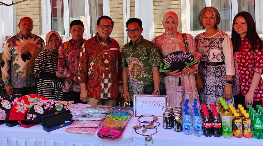 Wali kota Malang Drs H. Sutiaji bersama Ketua Dekranasda Kota Malang Widayati Sutiaji saat berada di stan Kota Malang yang mempromosikan produk UMKM Kota Malang di Beijing saat Indonesia Fair 2023