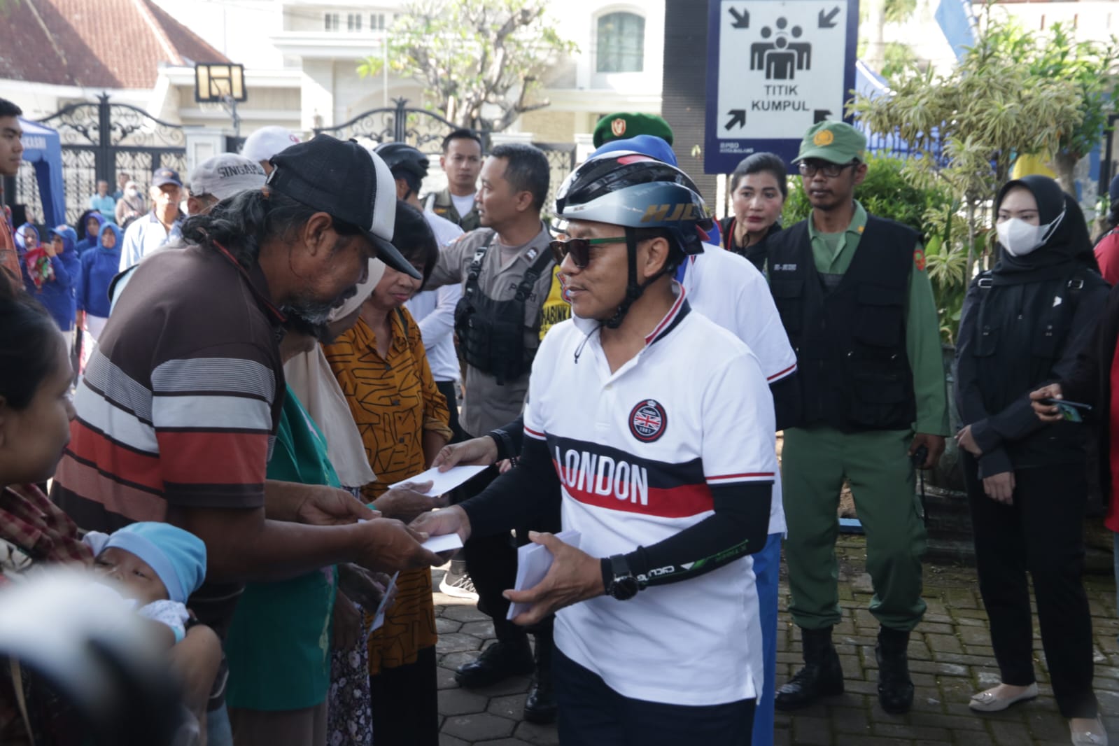 Wali Kota Malang Drs H. Sutiaji memberikan bantuan kepada masyarakat yang membutuhkan saat melaksanakan kegiatan sambang warga