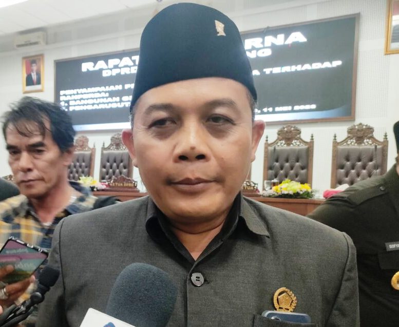 Ketua DPRD Kota Malang, I MAde Riandiana Kartika, SE., MM., saat melakukan wawaancara bersama media