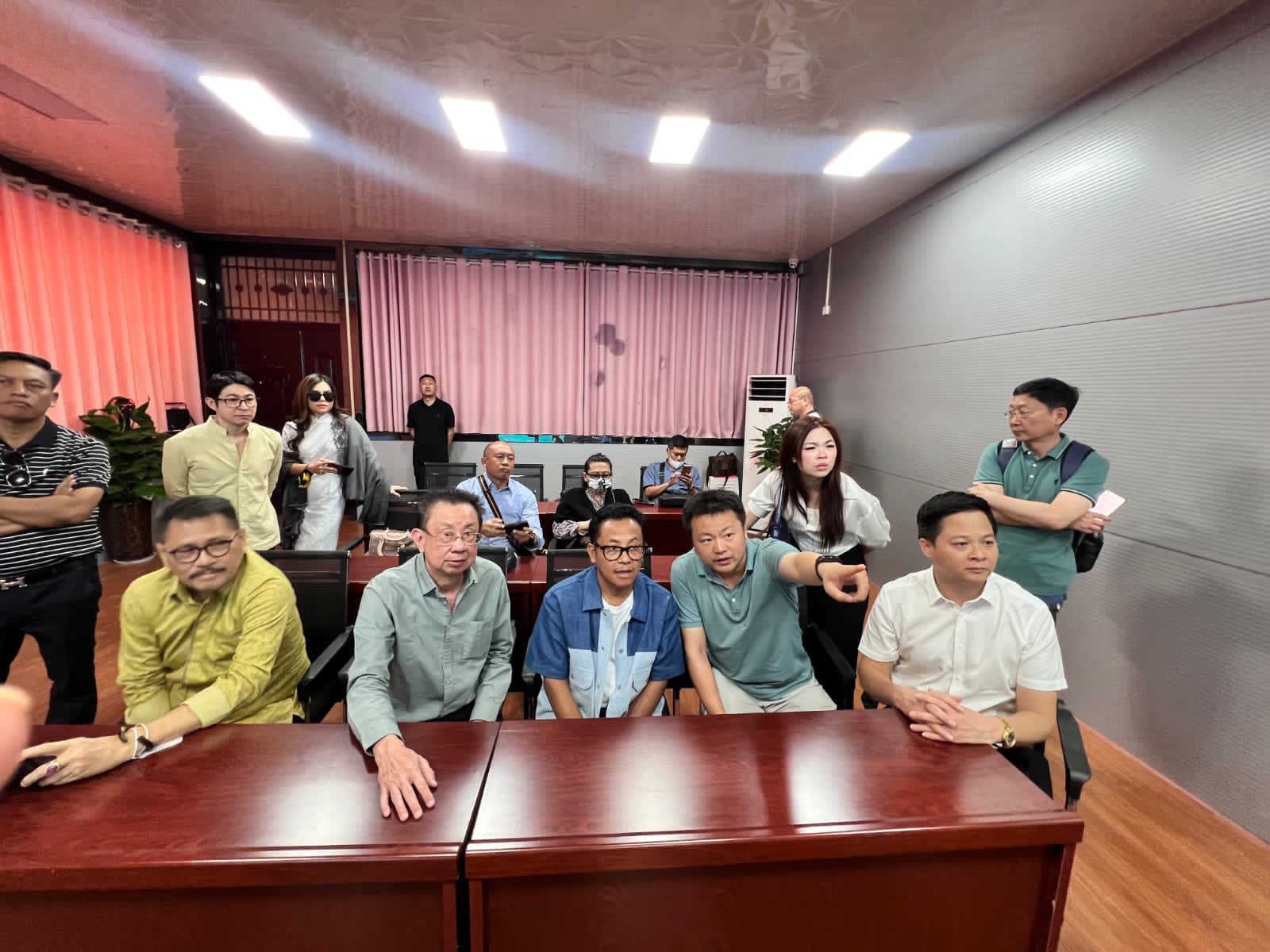 Rombongan Wali Kota Malang saat mengamati pengolahan sampah plastik di Tiongkok