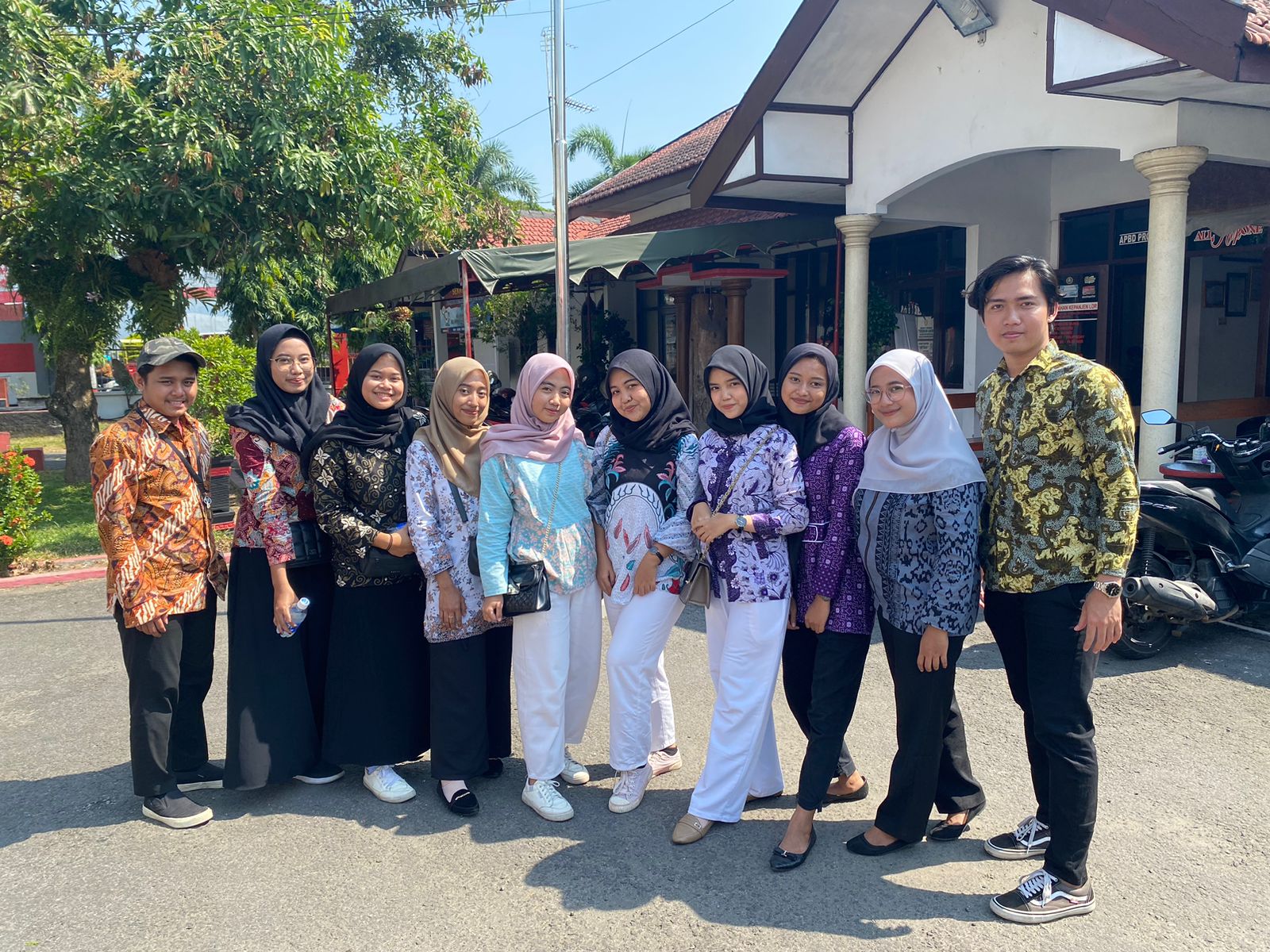 Mahasiswa UPN Veteran Jatim yang tengah melaksanakan KKN-T di  Kelurahan Kepanjenlor turut serta dalam kegiatan Grebeg Pancasila dalam rangka memperingati Hari Lahir Pancasila (Foto : Istimewa)