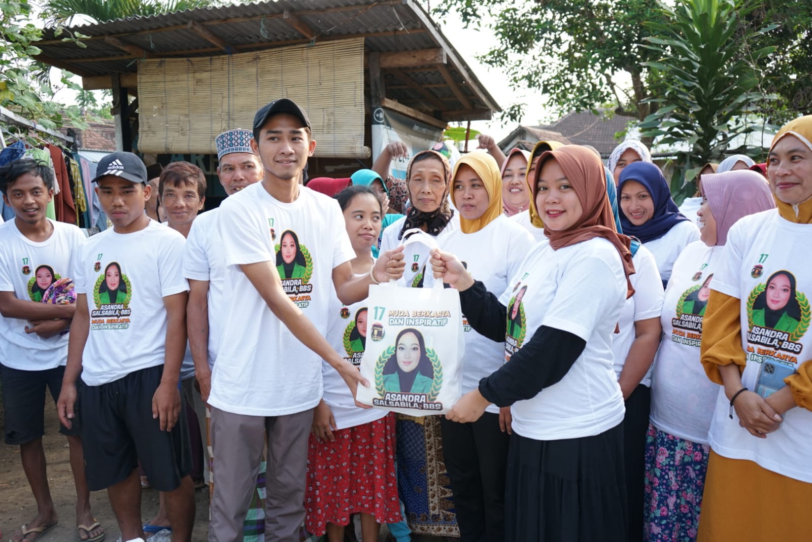 Bantu Masyarakat, Relawan Asandra Bagi Sembako Ke Masyarakat Kabupaten Malang