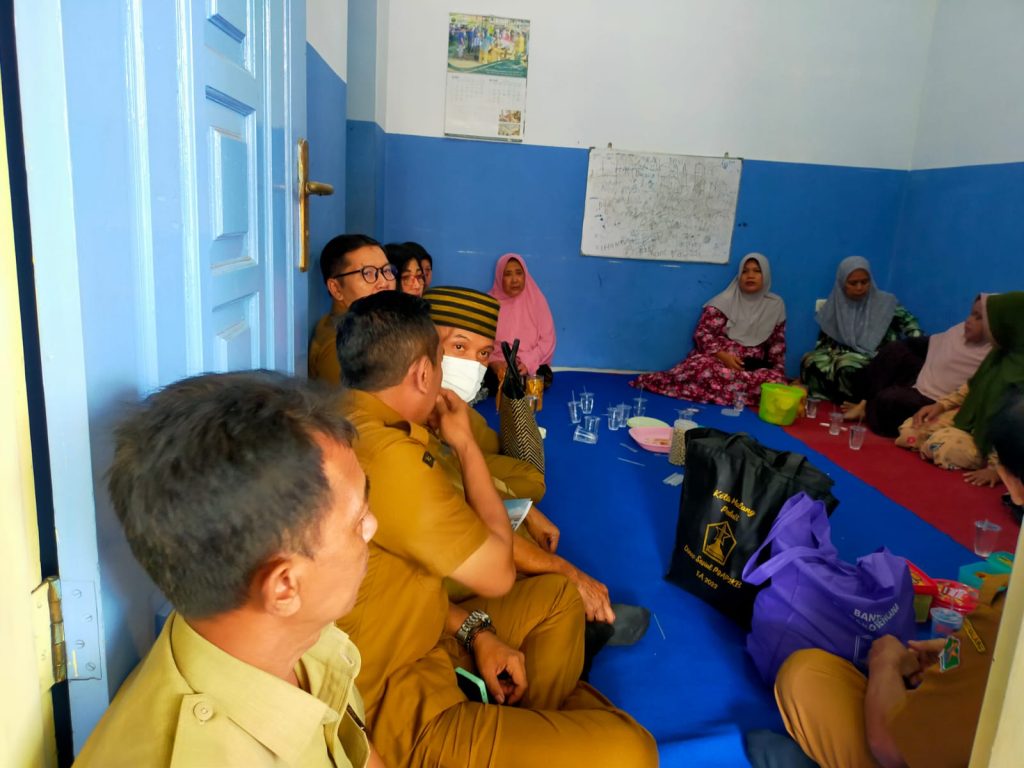 Jajaran Pemkot Malang saat berkunjung ke rumah warga Kota Malang yang menjadi korban kecelakaan di Asrikaton Pakis