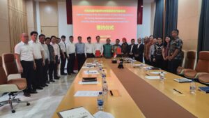 Didampingi Ketua Tim Penggerak PKK Kota Malang, Wali Kota Malang Drs H. Sutiaji menandatangani MoU Dengan perusahaan Highway Engineering Consultant Corporation China