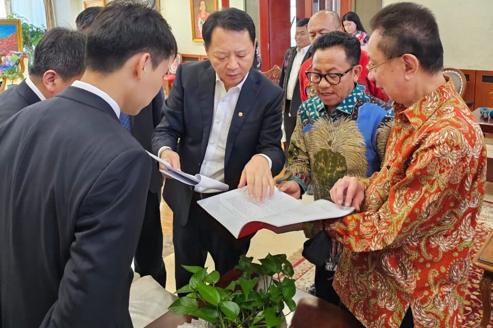proses penandatanganan MoU antara Pemkot Malang dengan perusahaan CHECC Cina