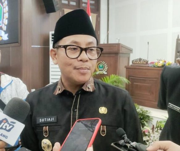 Wali Kota Malang, Drs H. Sutiaji saat memberikan keterangan kepada wartawan usai Rapat Paripurna Dewan