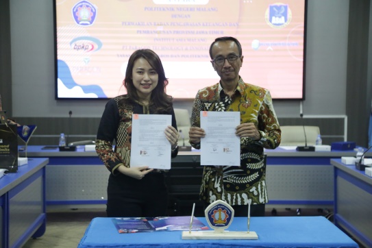 Direktur Polinema Supriatna Adhisuwignjo, ST., MT., melaksanakan penandatanganan Nota Kesepahaman dengan Rektor Institut ASIA Malang Risa Santoso, B.A., M.Ed.,